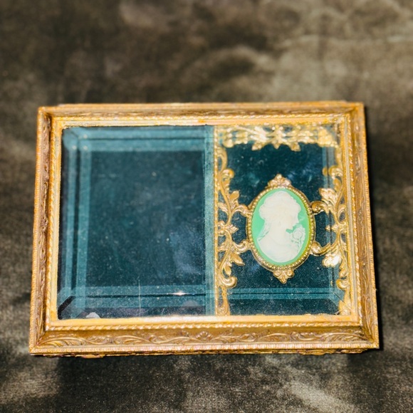 Vintage San Francisco Music Box Company Cameo Jewelry Goldtone Theme of Paganini - Picture 1 of 3